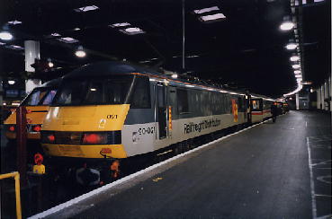 ロンドン・ユーストン駅に停車中のカレドニアン・スリーパーの写真